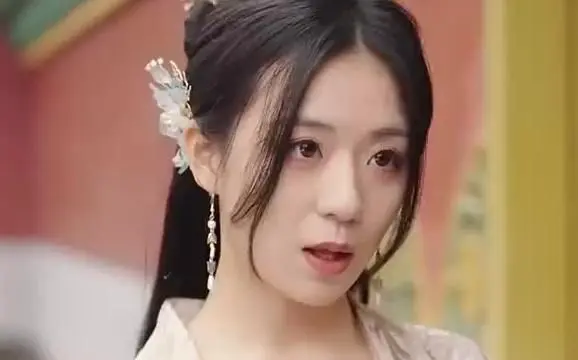 《穿奢侈品的皇后》：揭秘浮华背后的真相，一场关于欲望与救赎的史诗！